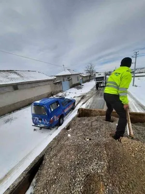Kar yağışı sonrası kapanan köy yollarını karla mücadele ekipleri açtı