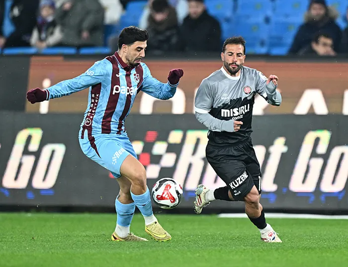 canli-super-ligde-trabzonspor-fatih-karagumruk-maci-1772214412779.jpeg