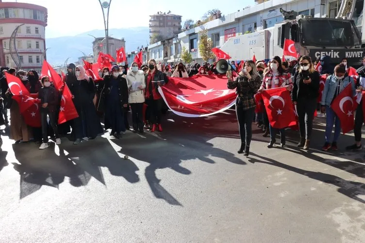 SON DAKİKA HABERİ: Hakkari'de bayraklı protesto! Kadınlardan Diyarbakır annelerine destek...