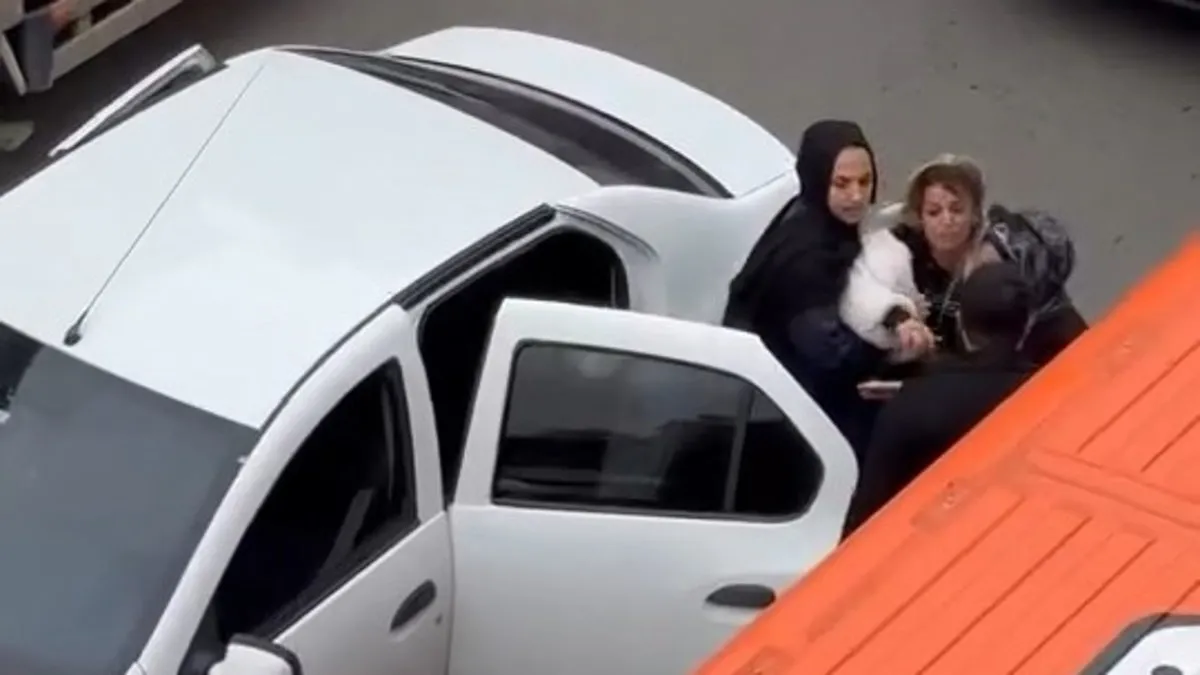 Sultanbeyli'de dehşete düşüren magandalık: Önünü kestiği otomobilden yaka paça indirdi! Kadınları darbettiği anlar kamerada Sultanbeyli'de dehşete düşüren magandalık: Önünü kestiği otomobilden yaka paça indirdi! Kadınları darbettiği anlar kamerada