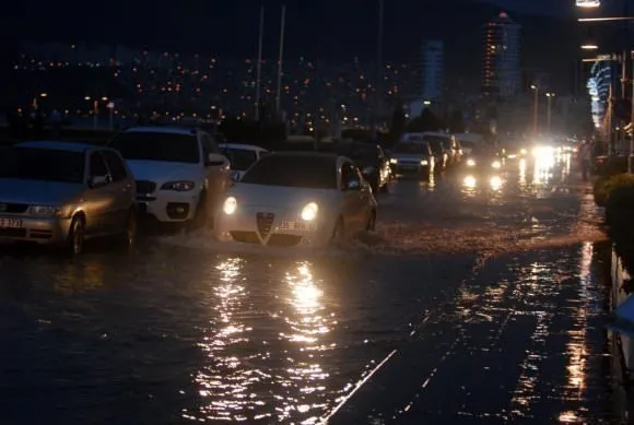 İzmir’i bir anda su bastı