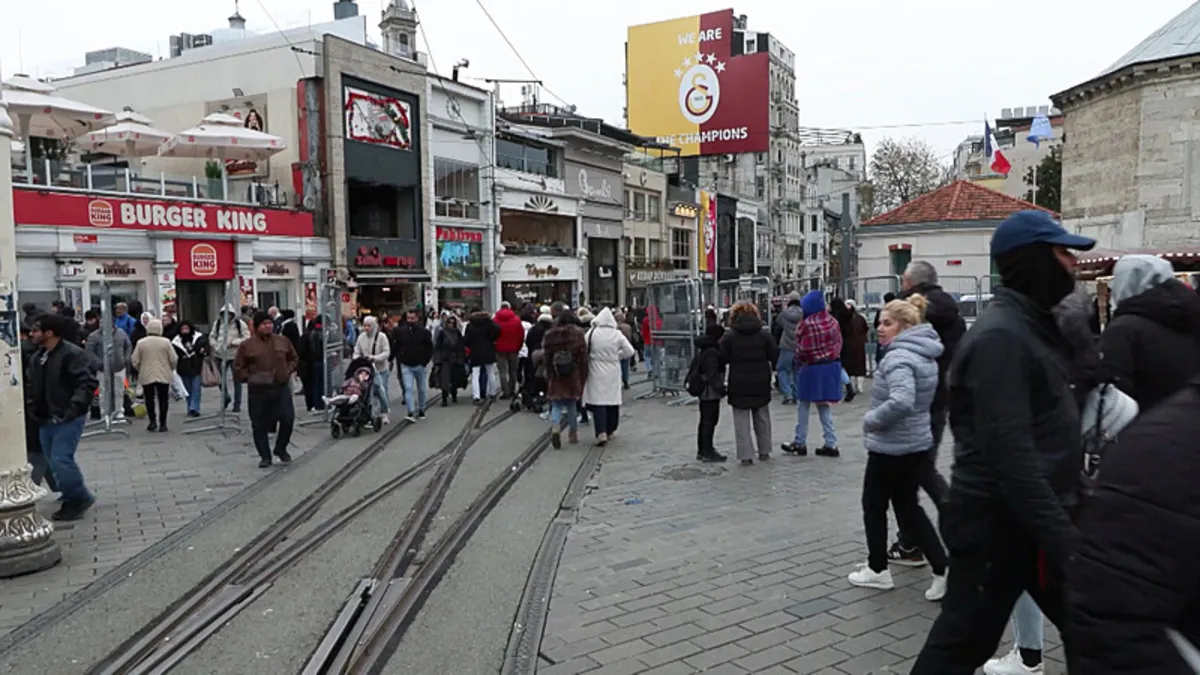 Taksim'de yılbaşı hazırlıkları! Tedbir amaçlı kapatıldı…