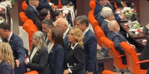 son-dakika-yeni-partiden-genel-kurulda-skandal-tavir-ayaga-kalkmadilar-salonu-terk-ettiler-1790855274301.jpg SON DAKİKA… Yeni Parti’den Genel Kurul’da skandal tavır! Ayağa kalkmadılar salonu terk ettiler