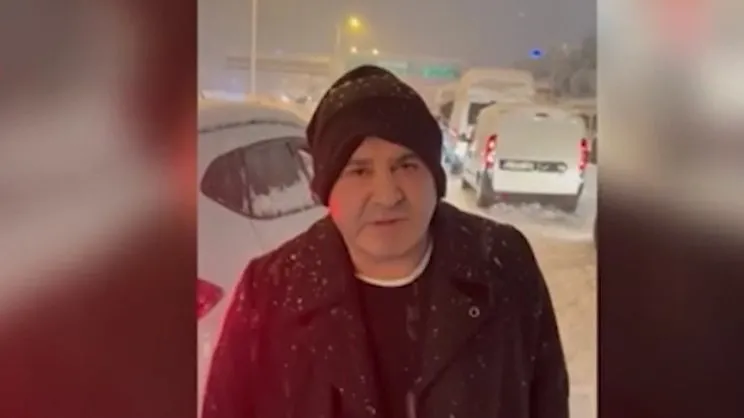 Ünlü sanatçı Şafak Sezer yolda mahsur kaldı! Şafak Sezer: 6 saattir buradayız! | Video