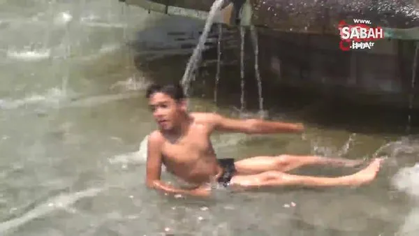 Sıcaktan bunalan çocuklar süs havuzunda yüzerek serinledi