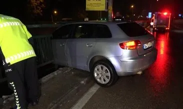 Bursa’da kaza yapan otomobil köprüde asılı kaldı