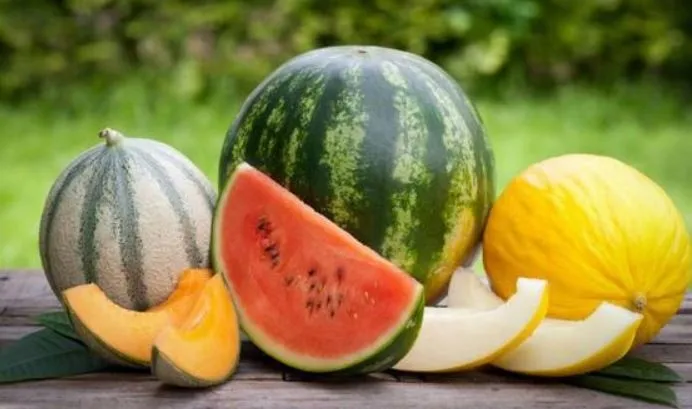 Ananas kendiliğinden organiktir ama şeftaliye dikkat!