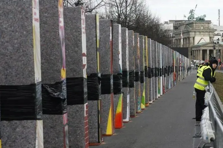 Yıkılışının 20. yılında domino taşlarından Berlin Duvarı