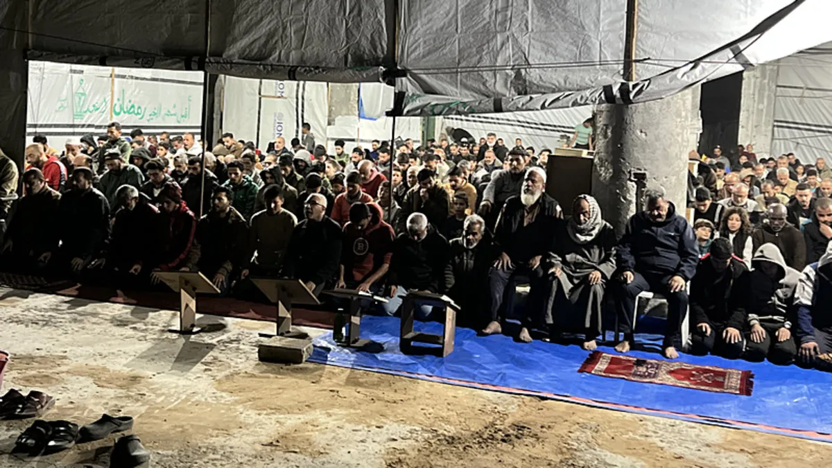 Savaşın gölgesinde ramazan coşkusu: Gazze’de ilk teravih namazı kılındı Savaşın gölgesinde ramazan coşkusu: Gazze’de ilk teravih namazı kılındı