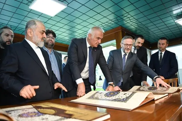 bakan-ersoy-hat-sanatinin-kalbini-ziyaret-edip-istanbul-mushafini-inceledi-1747404082150.jpg