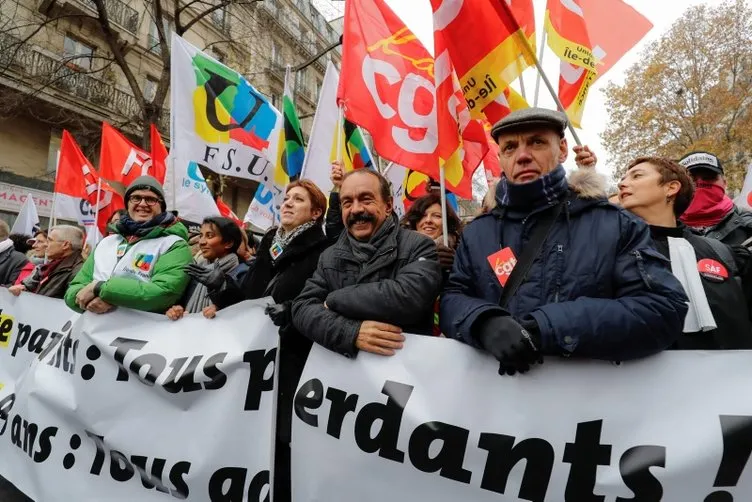 Paris'te polisten göstericilere sis bombasıyla müdahale