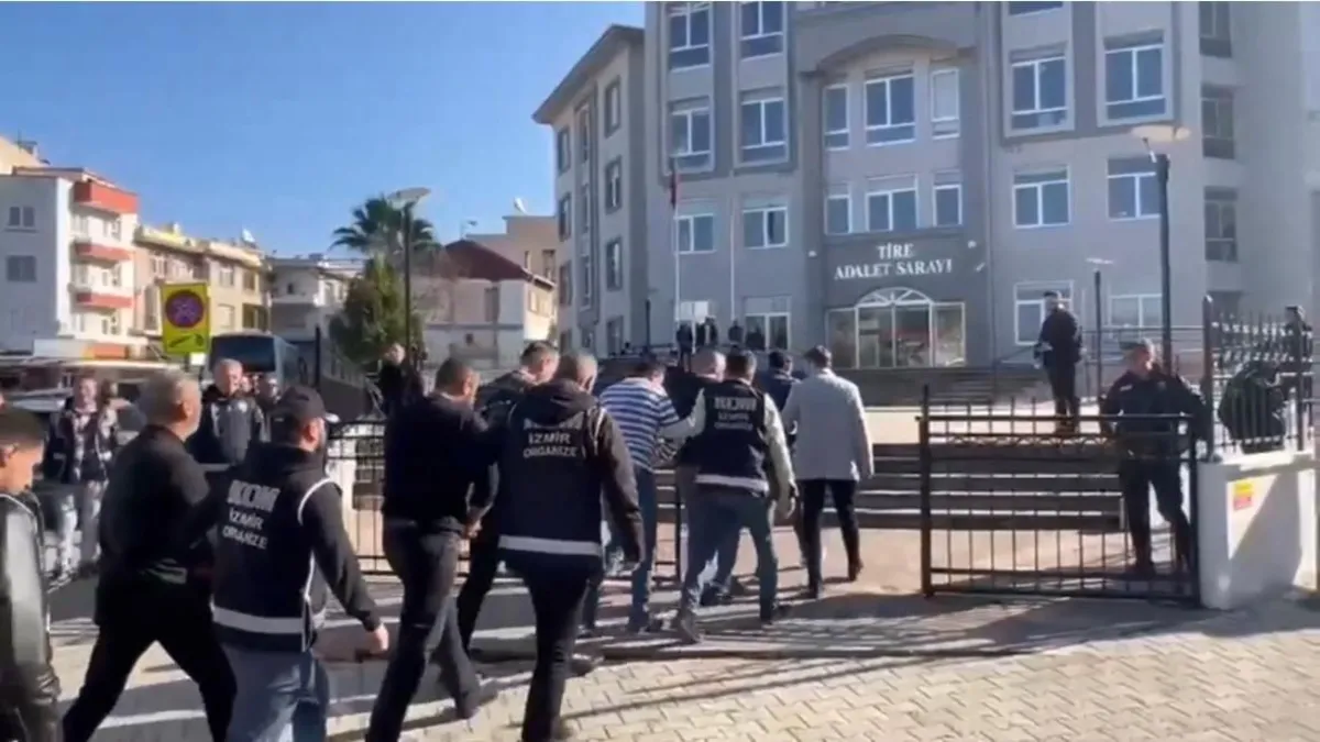 İzmir’de ‘Genç Osman Çetesi’ne operasyon: 7 şüpheli tutuklandı İzmir’de ‘Genç Osman Çetesi’ne operasyon: 7 şüpheli tutuklandı