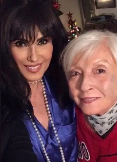 Ayşegül Aldinç 97 yaşındaki annesinin doğum gününü kutladı: Maşallah alırız!