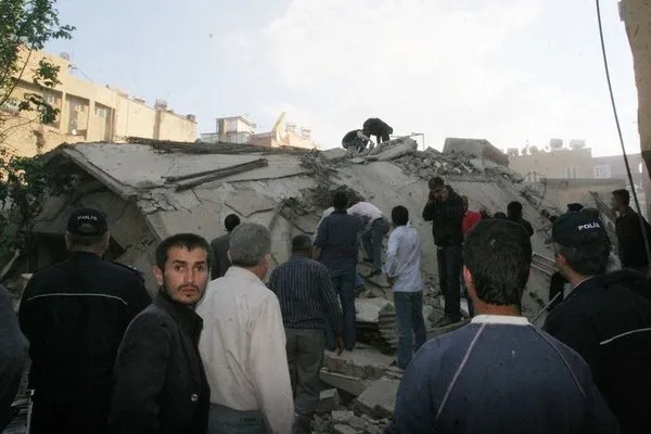 Siirt'te bina çöktü : 5 yaralı