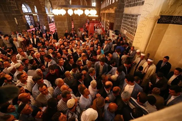 Davutoğlu'nun Yüksekova'da bayramlaşma töreni