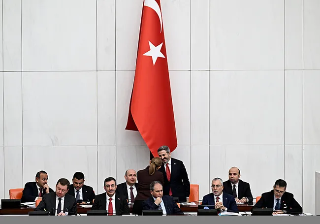 bakan-isikhandan-asgari-ucret-aciklamasi-calisanlarimizin-gelirlerini-enflasyona-ezdirmeyecegiz-1765998281785.jpg Bakan Işıkhan'dan asgari ücret açıklaması: