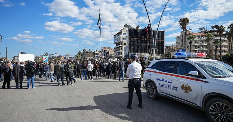 Federasyon bahanesiyle kaos: Suriye’de provokatif eylemler patlak verdi! Güvenlik güçleri hedef alındı