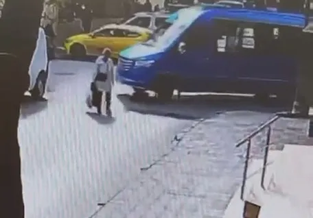 istanbul-maltepede-minibusun-carptigi-yaya-yaralandi-kaza-kamerada-1761486618607.jpg