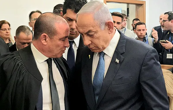 israilde-beklenen-dava-basladi-netanyahu-hakim-karsisinda-1733828741410.jpeg