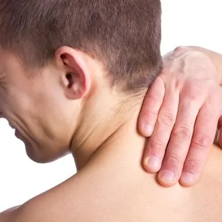 İleri derecede boyun fıtığı belirtileri nelerdir? Boyun fıtığı mide bulantısı, baş ağrısı yapar mı?