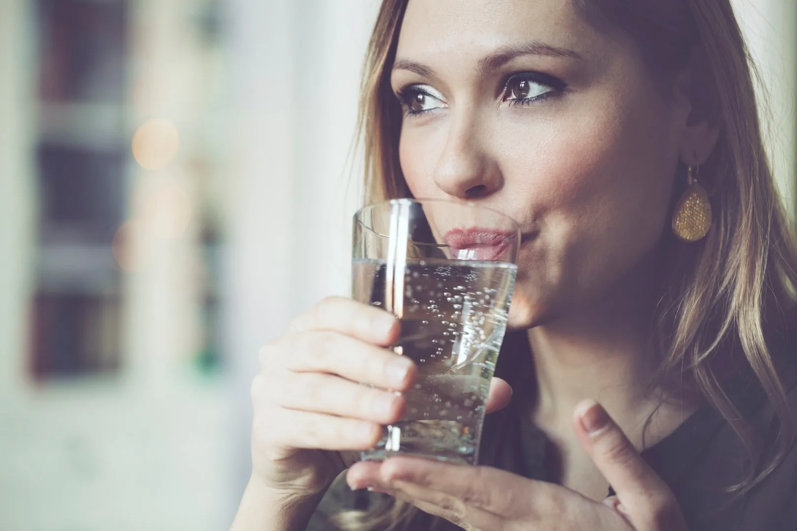 Пить воду. Ава вк-шатенка со стаканом минералки. Человек с бутылкой воды. Пьет стакан воды. Спортсмен пьет воду.