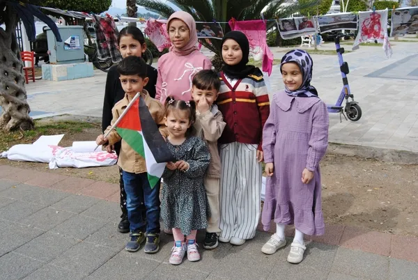 fethiyede-filistin-ve-iranda-katledilen-cocuklar-icin-eylem-yapildi-1773513836701.jpg
