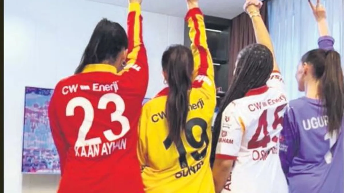 Futbolcular sahada aileler bir arada
