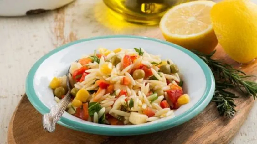 Beş çayının yıldızı olacak: Misafirlerinizin tarifini isteyeceği en renkli şehriye salatası