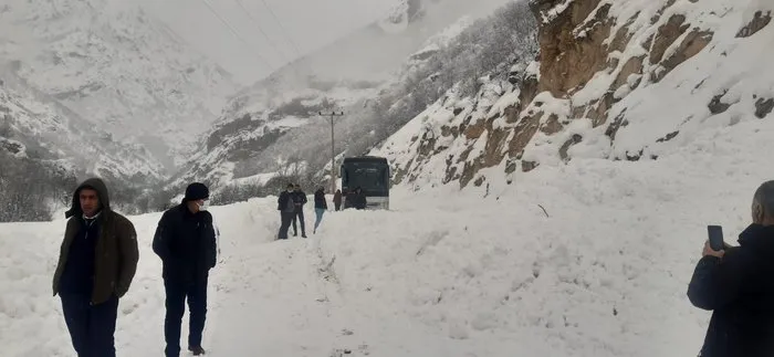 Tunceli’de kapalı bulunan 123 köy yolunda karla mücadele sürüyor
