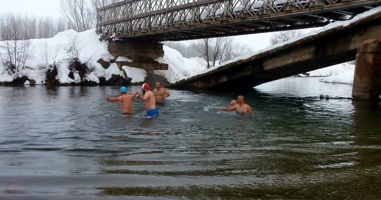 Kar altında Munzur’da yüzdüler