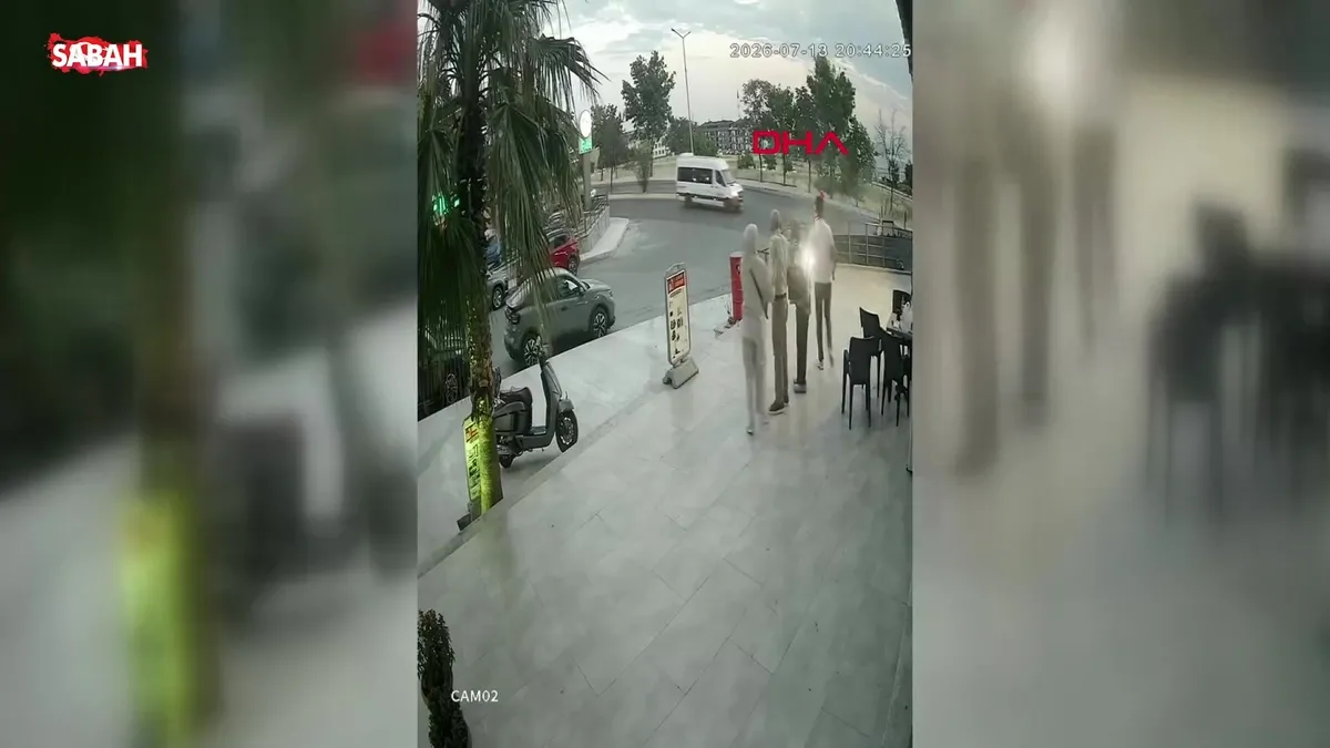 Sol şeritten sağa geçmek istedi; otomobille çarpıştı! O anlar kamerada | Video videosunu izle Sol şeritten sağa geçmek istedi; otomobille çarpıştı! O anlar kamerada | Video videosunu izle