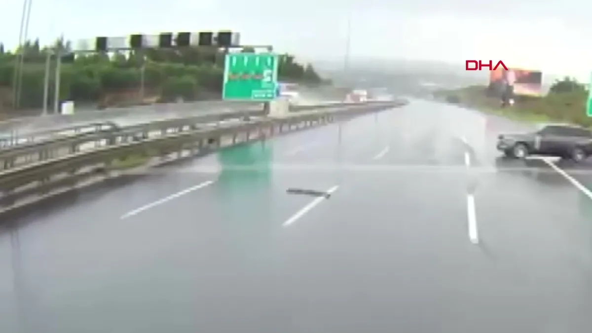 Pendik’te bariyerlere çarpan cip yol boyunca savruldu... Kaza kamerada