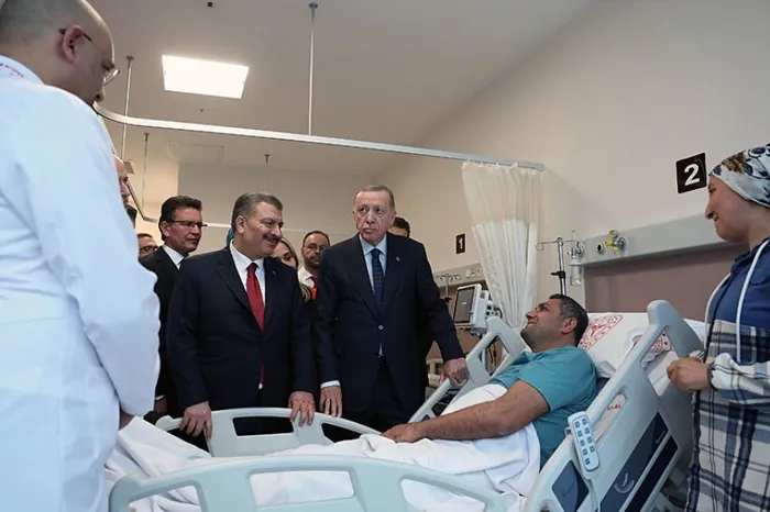 baskan-erdogandan-antalya-sehir-hastanesinde-tedavi-goren-hastalara-ziyaret-1709410371998.jpg