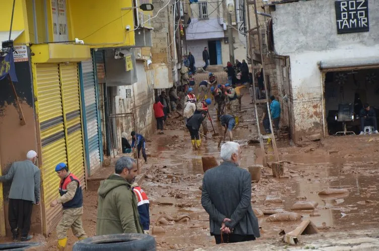 Şanlıurfa'da Mehmetçik sahada... Sel felaketinin yaraları sarılıyor