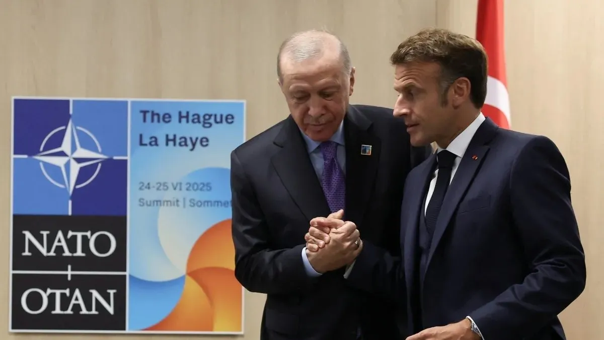 Rus basınından tokalaşma yorumu: “Macron babylade gibi döndü!”
