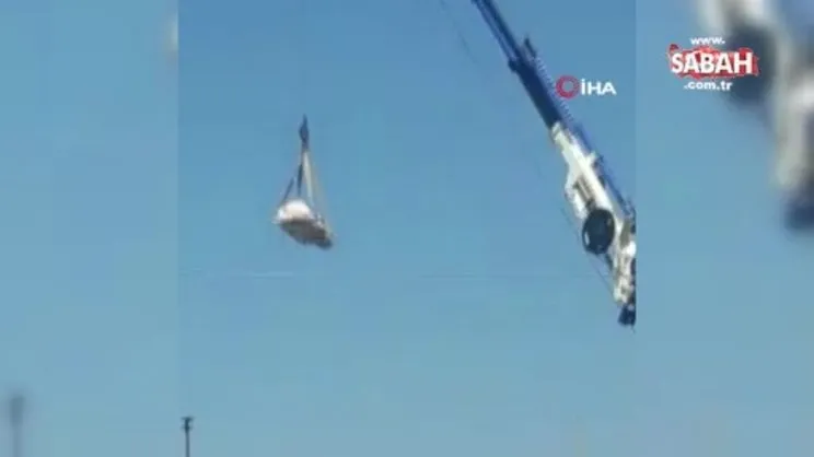 Evinde ölü bulunan adamın cesedi vinçle çıkartıldı | Video