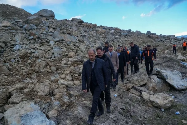 hakkari-valisi-tasyapan-heyelan-bolgesinde-incelemelerde-bulundu-1776870666863.jpg