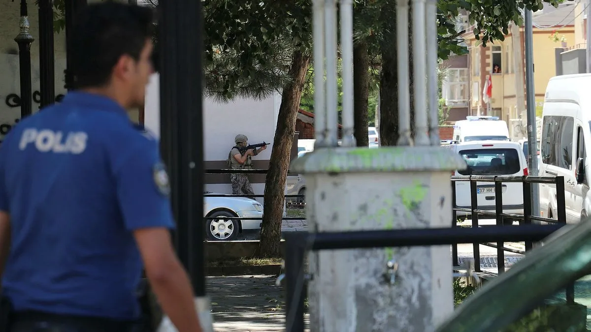 Kastamonu’da firari hükümlü, operasyon düzenleyen polislere ateş açtı: 1 şehit, 1 yaralı Kastamonu’da firari hükümlü, operasyon düzenleyen polislere ateş açtı: 1 şehit, 1 yaralı
