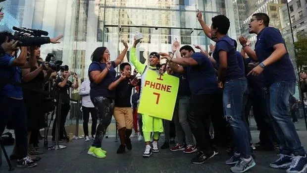 iPhone 7 için 23 gün sokakta yaşadı