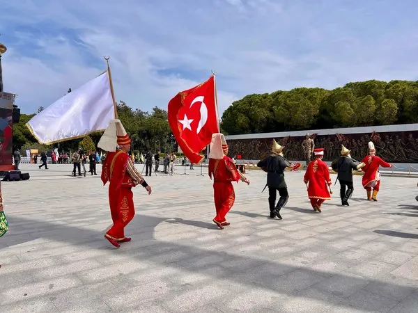 110-yillik-sanli-mucadele-sehitler-abidesinde-anildi-canakkale-kara-savaslarinin-110uncu-yildonumunde-duygusal-1745489712269.jpg