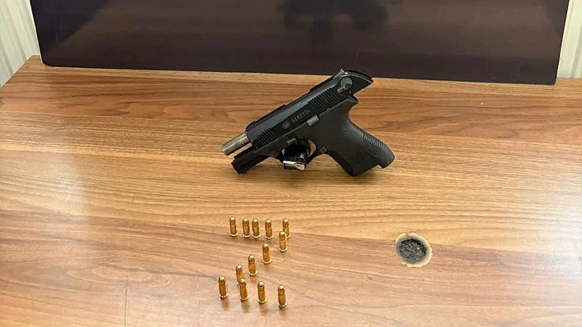 Seyir halindeki araçtan ateş açıldı: Okula mermiler isabet etti! Seyir halindeki araçtan ateş açıldı: Okula mermiler isabet etti!