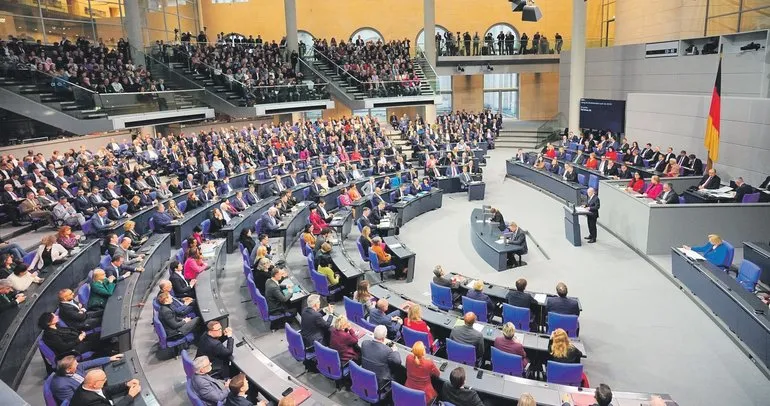 Hükümet düştü seçim süreci başladı