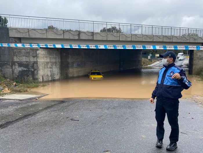Son dakika haberi: İstanbul'da sağanak! Alt geçitte aracıyla mahsur kaldı... - - Son Dakika Haberler