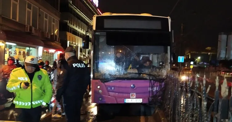 Kabataş’ta otobüs tramvay bariyerlerine çarptı