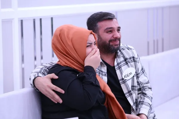 esra-eroldan-canli-yayinda-bebek-mujdesi-1639168228193.jpg