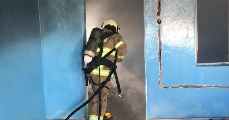 Burhaniye’de metruk ev yandı