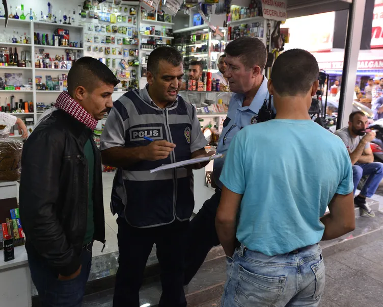 Polis baskınını fark edince, tezgahlarını bırakıp kaçtılar