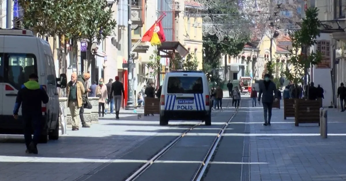 İstiklal Caddesi'nde polisten 'evde kal' anonsu