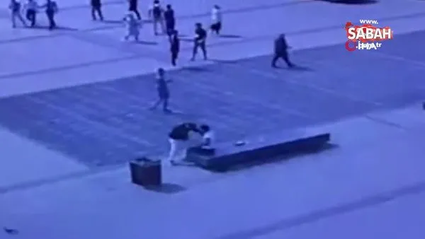Taksim Meydanı'nda önce darp, sonra gasp kamerada | Video
