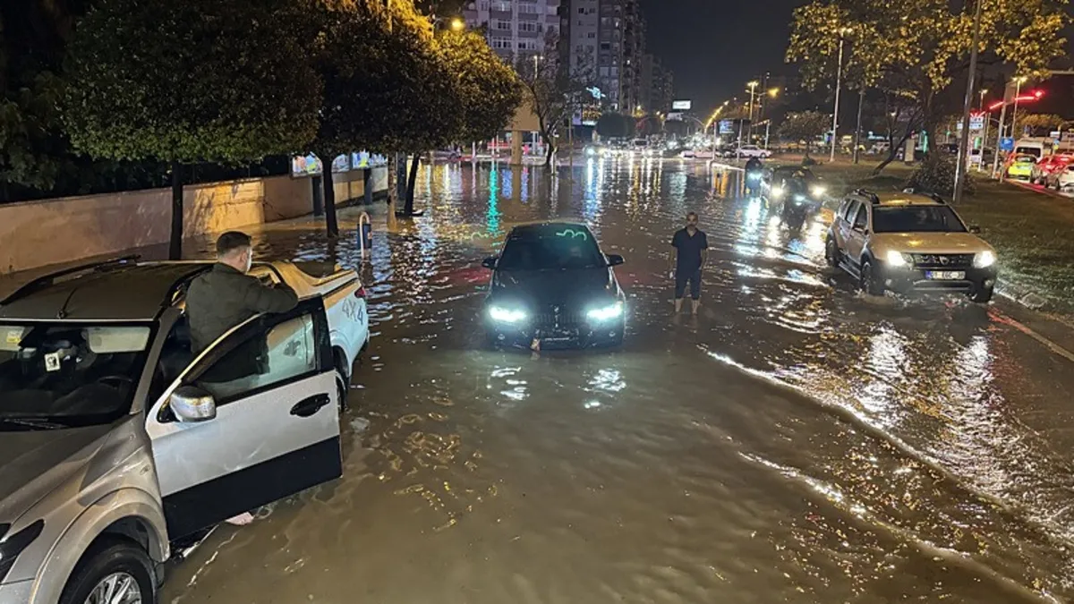 Adana'da sağanak: Cadde ve sokaklar göle döndü Adana'da sağanak: Cadde ve sokaklar göle döndü